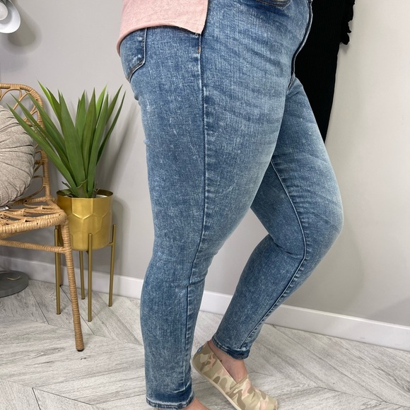 Judy Blue- High Waisted Acid Wash Jeans - Picture 3 of 4